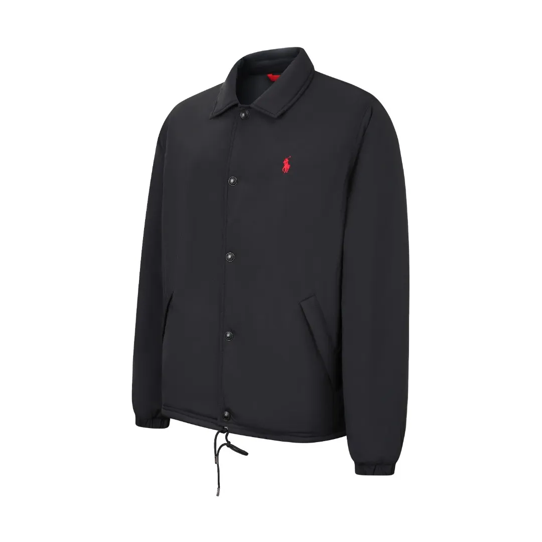 🅿️680 Ralph Lauren pony embroidered light cotton jacket. The fabric is made of high-density nylon taffeta fabric, which combines pragmatism and classic texture. The density is about 210T-300T, the surface is smooth and slightly matte, it has excellent windproof and waterproof performance (with DWR water-repellent treatment), it has strong wrinkle resistance and is easy to care for, which is in line with the positioning of American casual "durable and practical". Classic dark black, using vat dyeing process (dye penetrates into the fiber), the color fastness reaches ISO level 4 or above, preventing fading or color transfer after washing. The lining is made of light cotton-polyester blended fabric (65% Polyester + 35% Cotton) to reduce the friction between the fabric and the inner clothing and improve the smoothness of wearing; the blended material has both breathability and durability to avoid the stuffy feeling of pure nylon lining. The style is a loose fit of the classic Coach Jacket, with slightly dropped shoulder lines (shoulder width is 1-2cm wider than the standard fit). The length reaches the hips, and the sleeves are slightly tapered straight sleeves, taking into account both freedom of movement and casual style. The Polo horse logo on the left chest is flat satin stitch embroidered (satin embroidery), embroidery thread: 100% polyester high color fastness embroidery thread (the color number is consistent with the brand’s standard red color card), the stitch density is 12-15 stitches/cm, the outline of the horse logo is clear, and the details of the rider and horse are burr-free. The embroidery is positioned accurately through the template (12cm from the bottom of the neckline and 8cm from the placket) to ensure left-right symmetry and centering. The seams of the body are made of double-needle flat seams (needle pitch 3cm/10 needles), the stitches are flat and straight, the stitching color is dark black (the same color as the fabric), and the stitch width is 0.5cm, which enhances firmness while forming simple decorative lines. The front placket is spliced ​​with the body. The placket is made of double-layer folding + flat seam splicing. The thickness is about 0.3cm to ensure that the buttons are not easily deformed when fixed. The edges of the placket are cut with a hot knife to avoid burrs. The armholes where the sleeves and body are joined are made with round-head keyhole machine seams + flat seams. After the splicing, the armholes have a natural curvature and no sense of tightness during movement. The height of the sleeves is about 8-10cm, which is in line with the loose characteristics of casual jackets. The main buttons are made of black urea resin buttons with a matte surface. The buttonholes are hand-made keyholes (6 strands of cotton thread, keyhole density of 8 stitches/mm), and the edges of the eyelets are smooth and without burrs. The first button on the neckline is a hidden button (diameter 12mm), which prevents the neckline from opening and improves the neatness of wearing. Size:S-M-L-XL